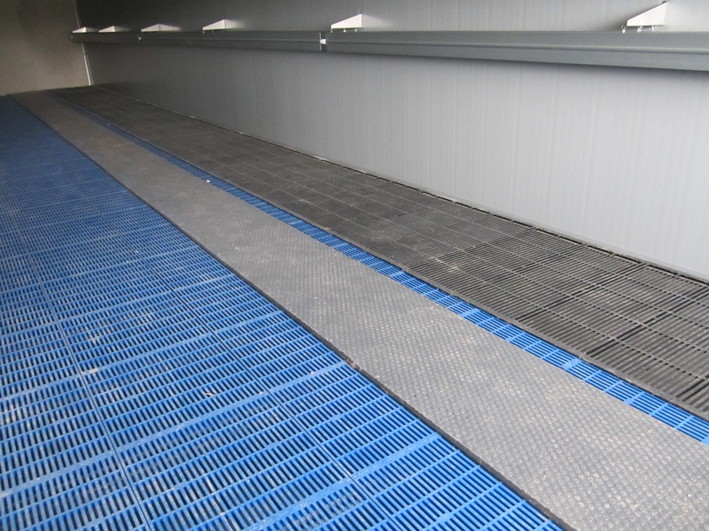 Underfloor heating on a Nooyen grille Underfloor heating elements laid in a row on Nooyen flooring